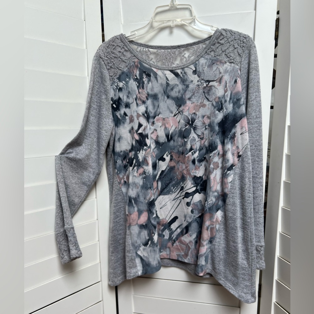 LIGHT SWEATER SIZE M GRAY WITH FLORAL PRINT AND LACE LING SLEEVES USED LIKE NEW